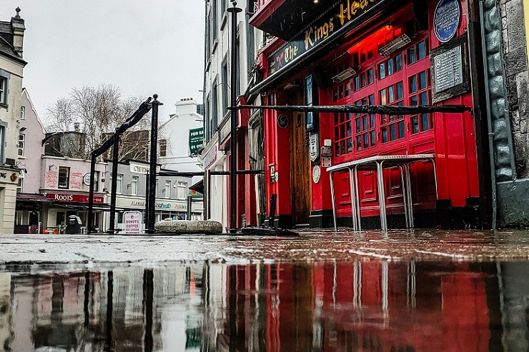 Британская сеть пабов Greene King наливает бесплатную пинту пива в дождливую погоду