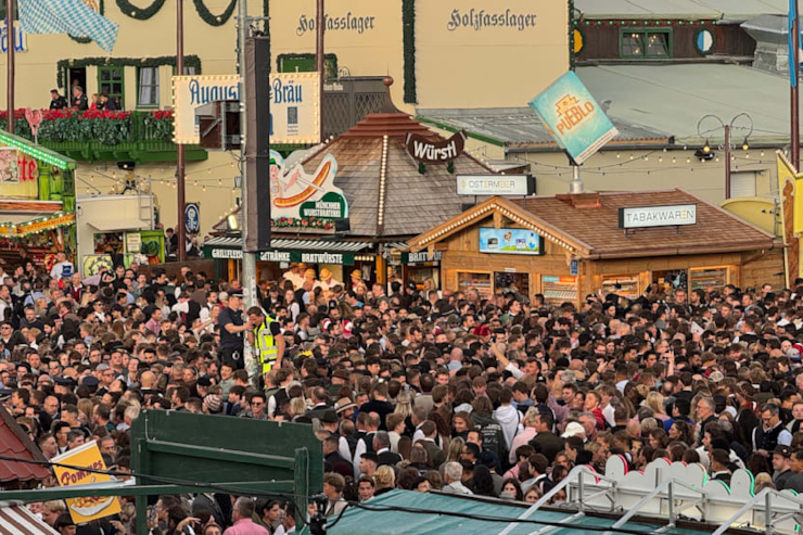 Вход на Октоберфест был временно закрыт из-за давки
