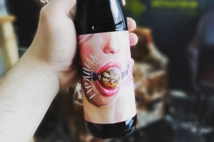 ФАС признала ненадлежащей пивную этикетку с «пряничным кляпом» 