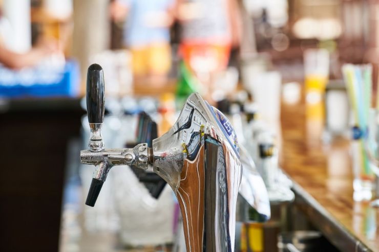 Минпромторг просит не навредить нормальному общепиту законопроектом о «наливайках»