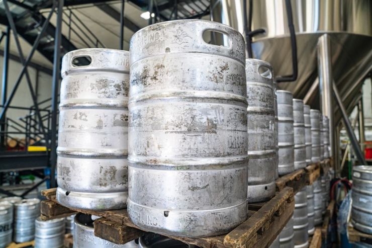 Новозеландские пивовары требуют вдвое снизить акциз на пиво в кегах.