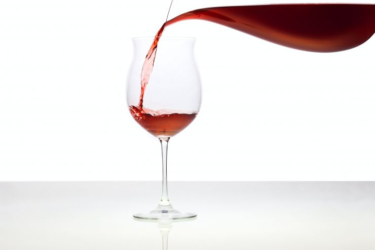 С 1 марта владельцы некачественного и фальсифицированного вина должны сами утилизировать его