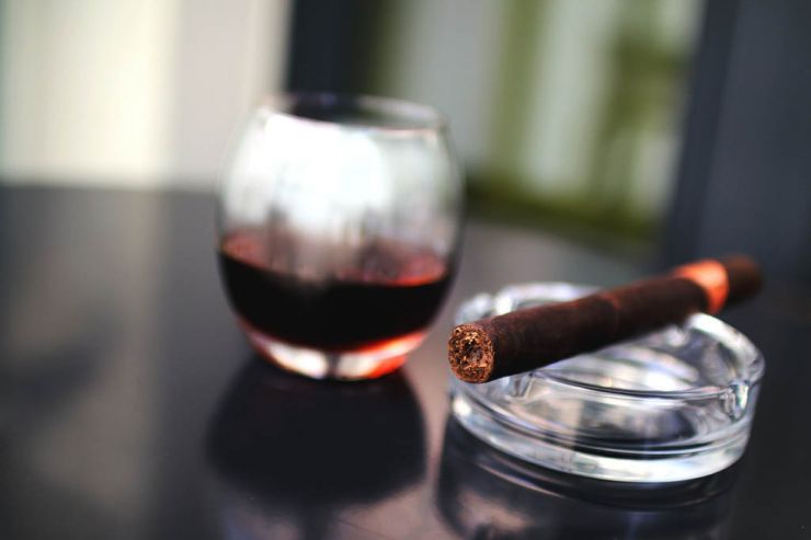Правительство внесло в Госдуму законопроект о регулировании табака по аналогии с алкоголем