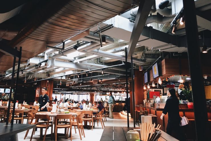 Продажу алкоголя на фуд-кортах предлагают запретить