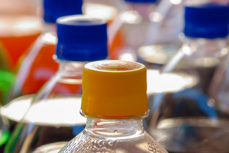 ФНС разъяснила, нужно ли платить акциз на сахаросодержащие напитки в таре большого объёма