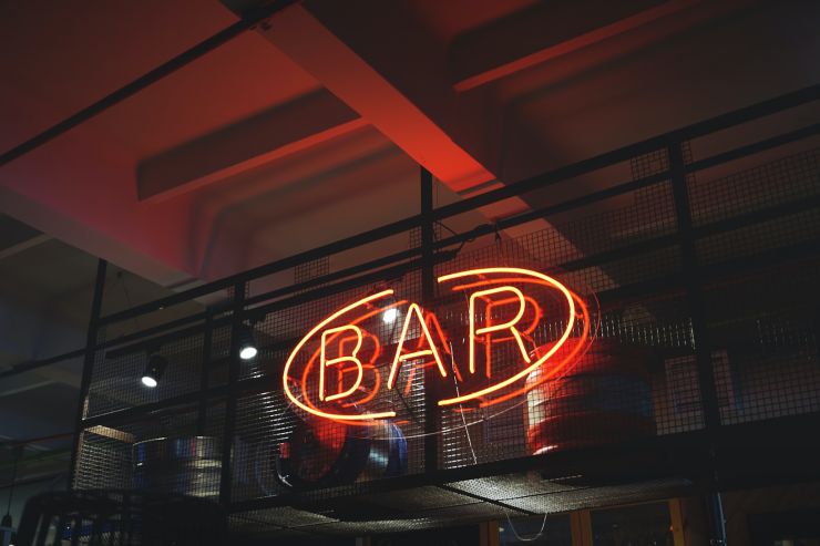 В Саратовской области просят запретить продажу алкоголя в барах в жилых домах с 22 до 10 часов