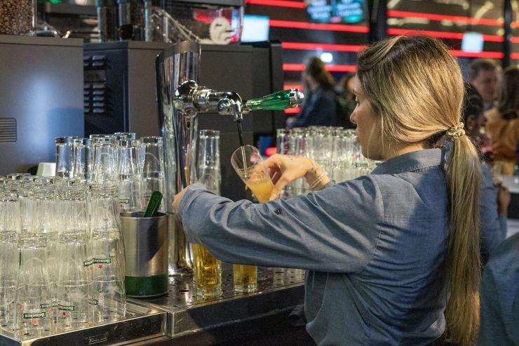 Для работы до 2 ночи общепиту в Ленобласти предлагают одеть официантов в форму