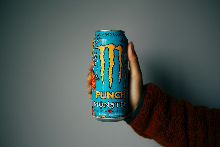 Депутаты предлагают предупреждать о вреде энергетиков в рекламе