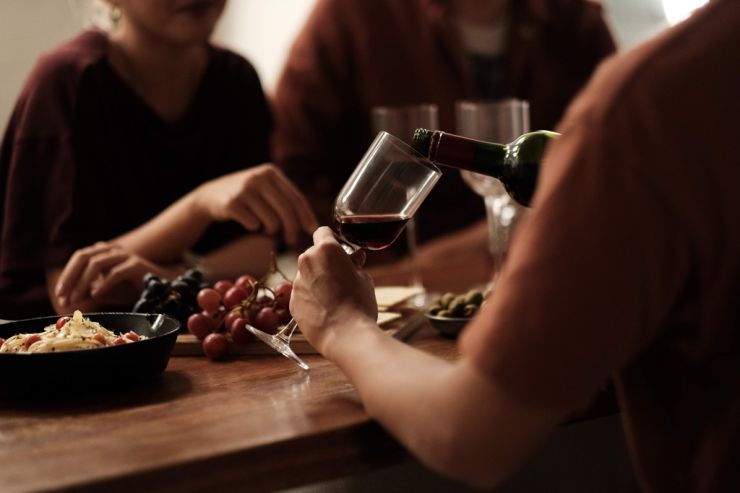 Субъектам РФ хотят дать право запрещать ночную продажу алкоголя даже в ресторанах