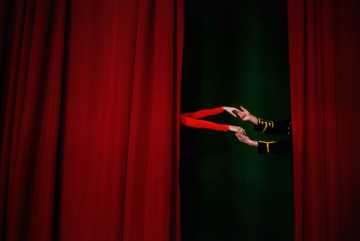 Власти заявили о необходимости запретить алкоголь в театрах