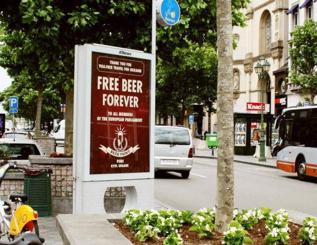 «Спасибо за безвиз»: киевский бар пообещал евродепутатам бесплатное пиво навечно