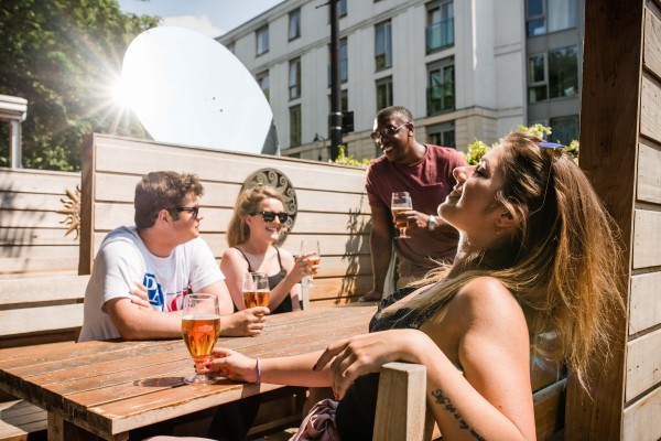 В лондонском пабе установили смарт-зеркало, следующее за движением солнца