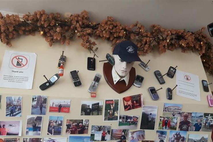 Британский паб берёт штрафы за телефонные звонки и направляет их на благотворительность