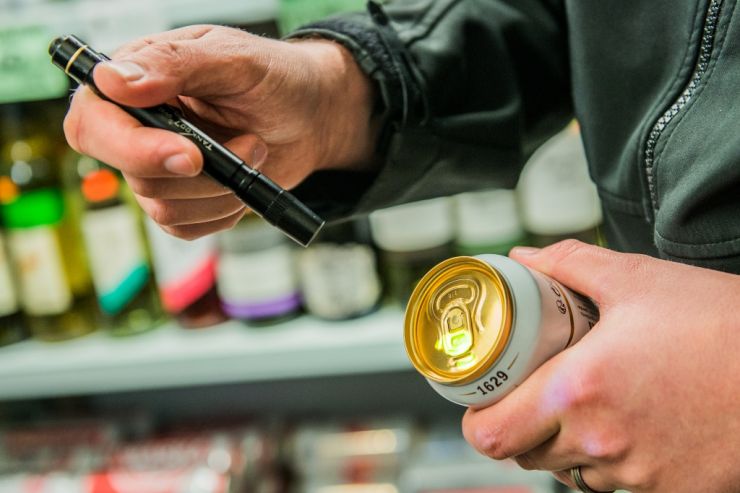 В Британии тестируют маркировку алкоголя светящейся краской для борьбы с уличным пьянством