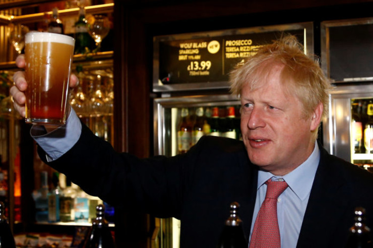 Борис Джонсон обещал поддержать британские пабы