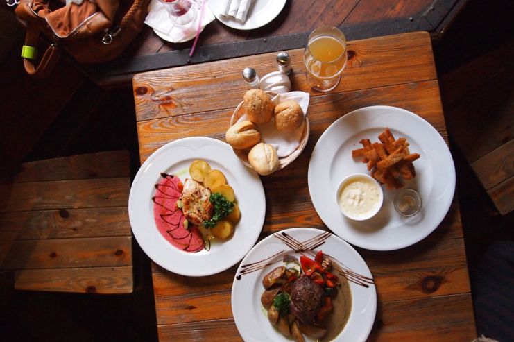 Россияне стали чаще выбирать бары и рестораны со скидками