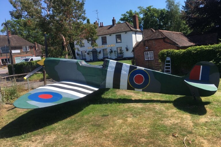 Владелец паба на карантине построил полноразмерную модель истребителя времен Второй мировой