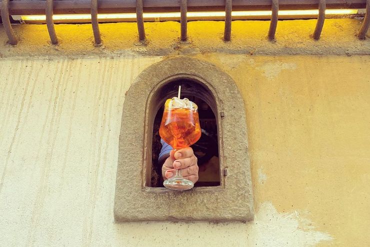 Кафе Флоренции вернули старинную традицию обслуживания через «винные окна»