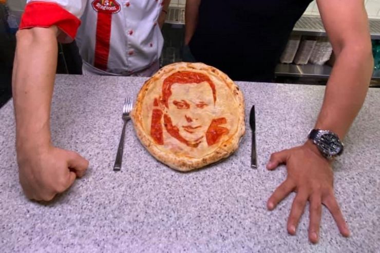Дениса Четырбока пригласили съесть пиццу с его лицом