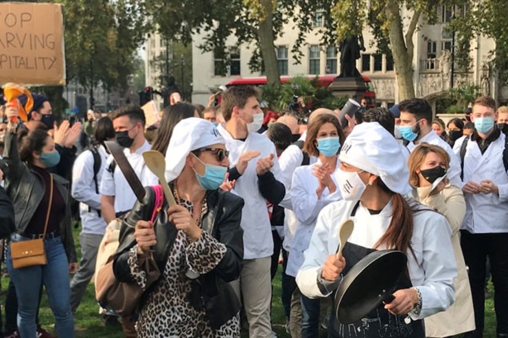 Лондонские рестораторы устроили у здания парламента протест против закрытия заведений
