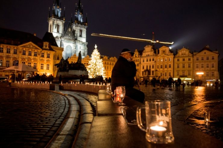 Жители Праги с пивными кружками вышли на протест против закрытия ресторанов из-за коронавируса