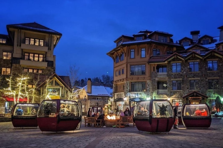 Американские рестораны из-за коронавируса рассаживают гостей в старых кабинках канатных дорог