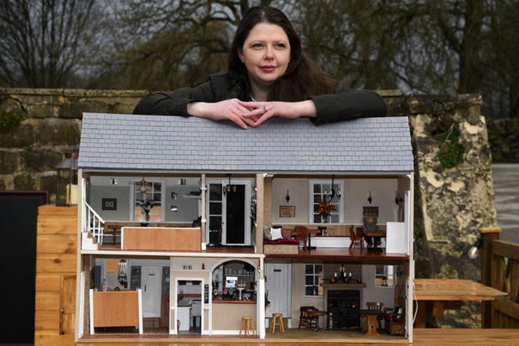 Владелица британского паба на карантине построила уменьшенную копию заведения