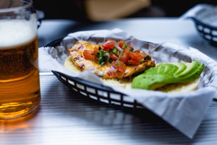 Почти половина чеков в российских кафе и ресторанах оплачиваются картой