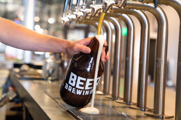 «Разливайка на районе»: как экс-банкир создал идеальную пивную в Москве