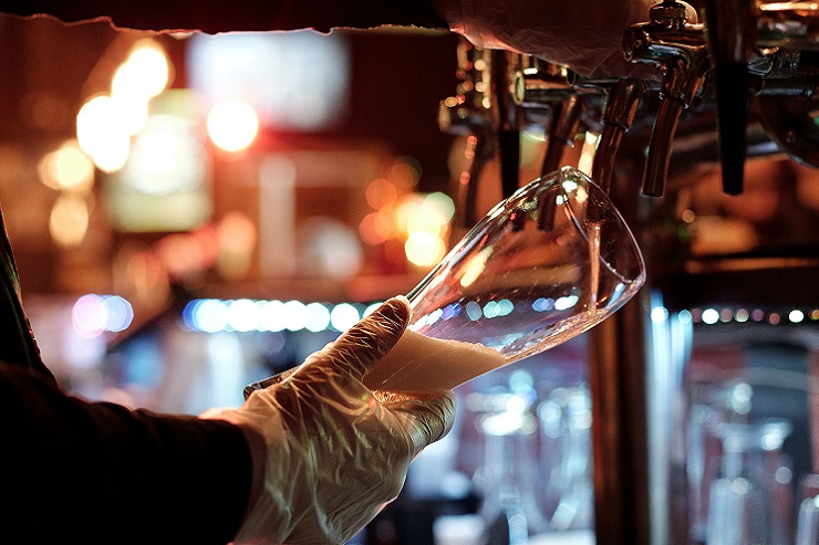 Московские рестораторы выступили за отмену обязательного ношения перчаток 