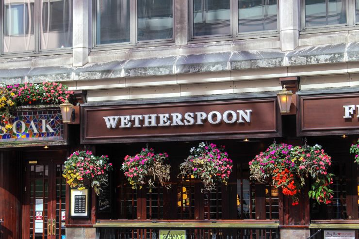 В Британии организуют 11-часовую автобусную экскурсию по пабам Wetherspoons