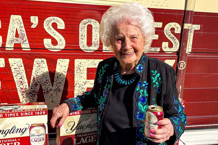 Самая старая пивоварня Америки подарила грузовик лагера 106-летней любительнице пива