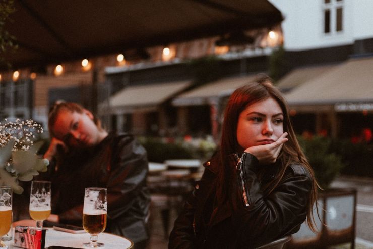 Социальное и душевное благополучие почти половины людей пострадало из-за закрытия баров на карантин