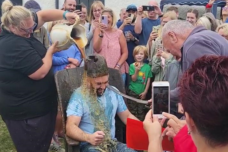 На британском острове Пил выбрали нового «пивного короля» 