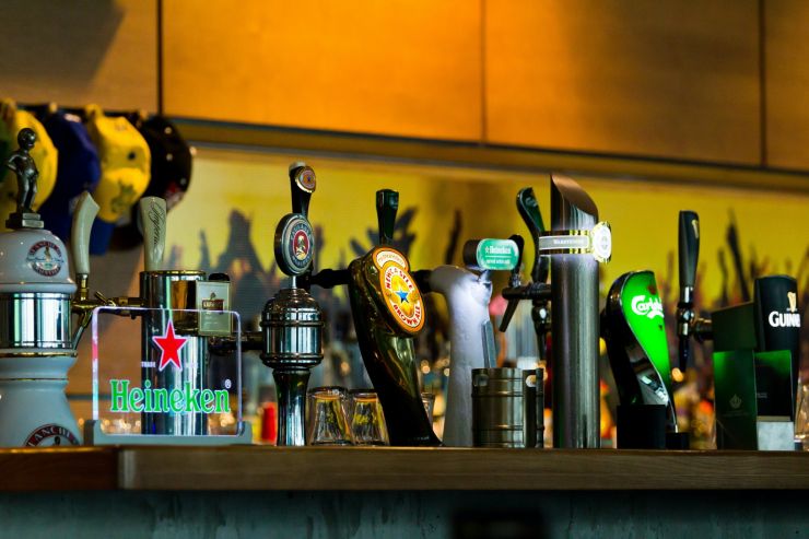 Крупнейшая в Британии сеть пабов JD Wetherspoon разрывает контракт с Heineken