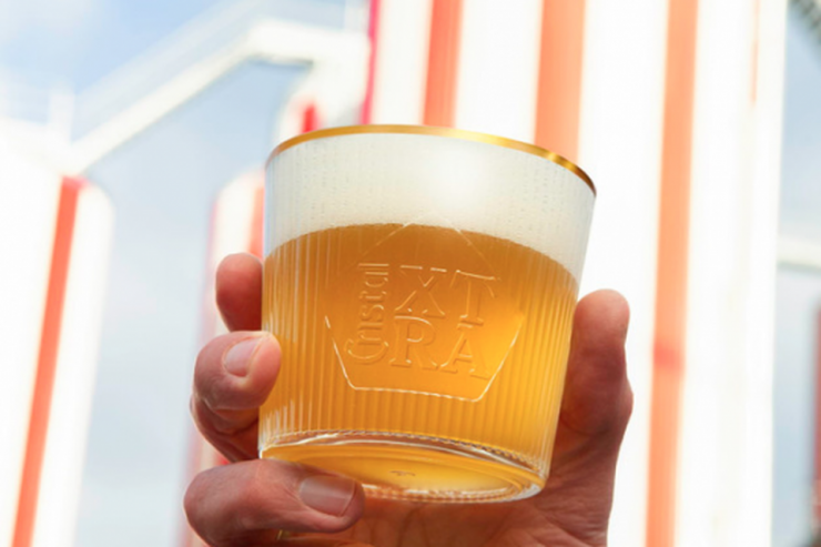 Посетителей баров в Бельгии попросили не воровать пивные бокалы