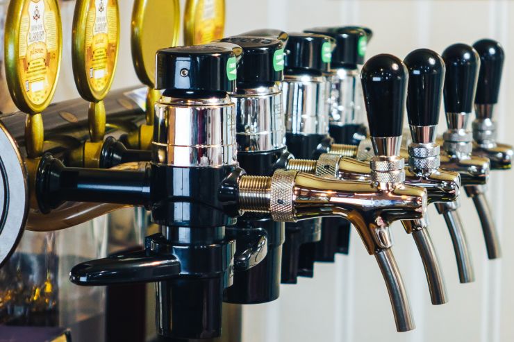 Рост цен на пиво в британских пабах стал рекордным за 10 лет