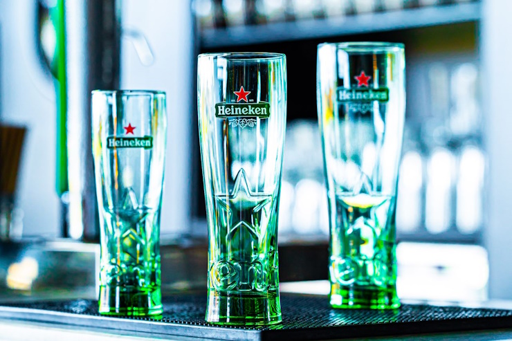 Heineken будет поставлять в бары бокалы из переработанных бутылок