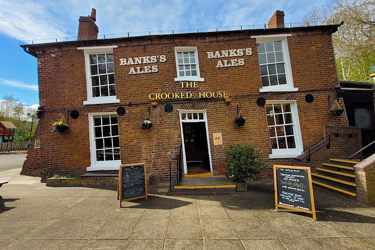 В Британии сгорел «падающий паб»