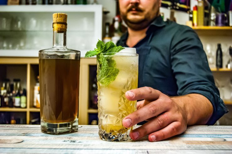 IWSR: после пандемии потребители не спешат возвращаться в бары