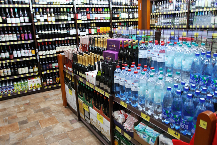 Алкомаркеты стали лидерами роста выручки в первом полугодии 2023 года