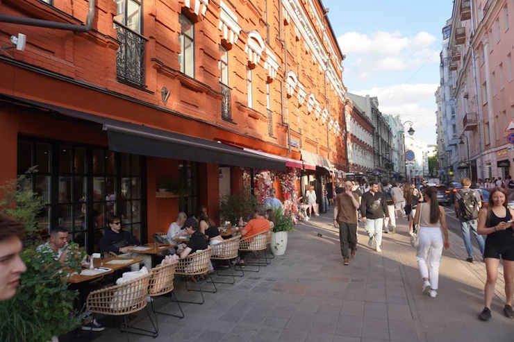 Барам в ЦАО Москвы рекомендовали убирать веранды после 23 часов