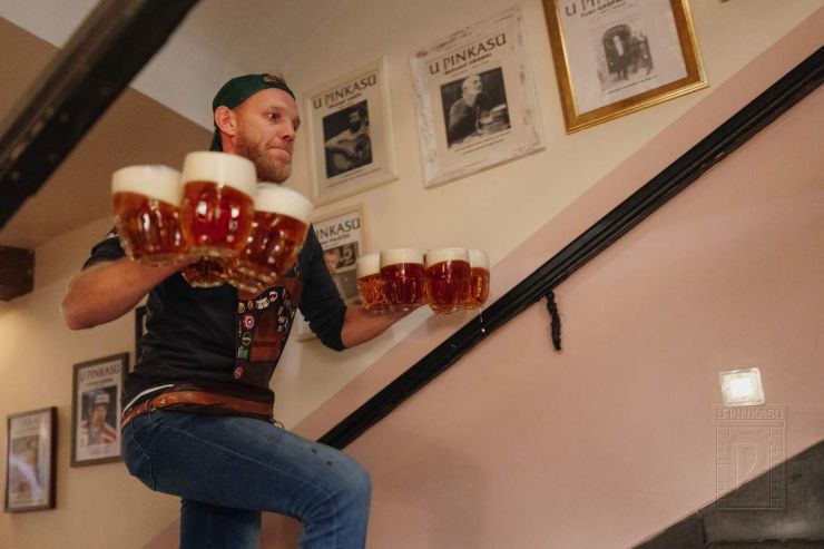 В Праге прошёл забег официантов Pinkasova noční můra