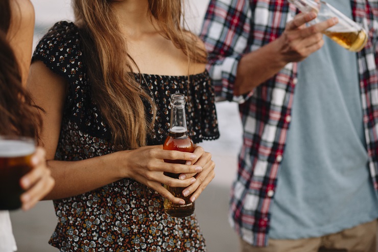 В России обсуждают аренду аккаунтов MAX детьми для покупки алкоголя