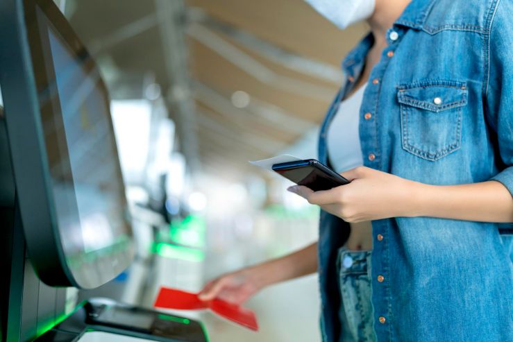 В «Пятерочке» и «Перекрестке» начали продавать алкоголь по цифровому ID из мессенджера Max