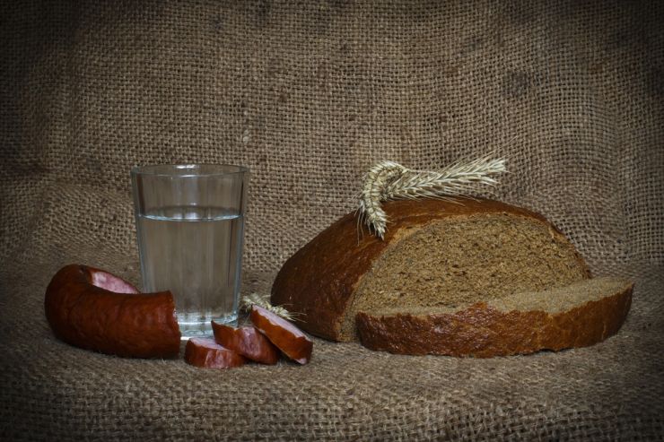 Вместо «летних» продуктов россияне стали больше покупать водки