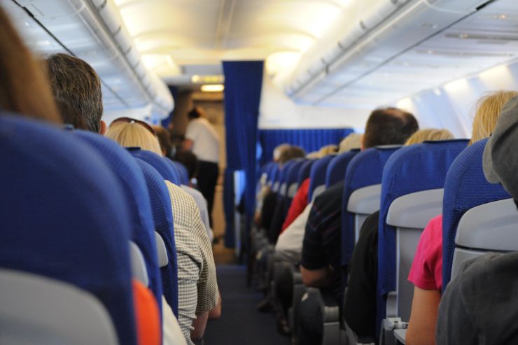 Авиакомпании начали отказываться от спиртного на борту