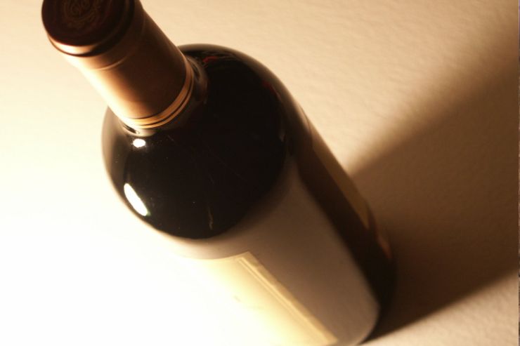 Суд не стал обязывать Бузову продвигать вино под брендом Buzwine