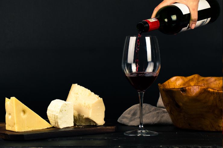 Ученые из Челябинска придумали, как делать вино и сыр с помощью сорной травы