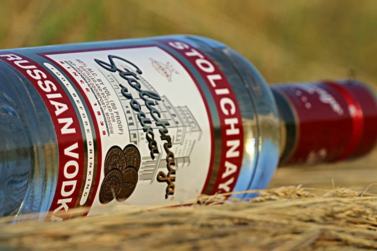 Суд в Гааге снял арест с водки Moskovskaya и Stolichnaya